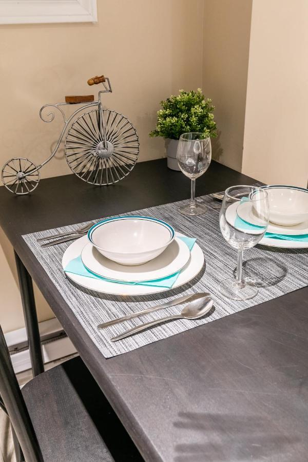 Newly Renovated - Cozy 1Br Apt With Netflix - Prime Location โตรอนโต ภายนอก รูปภาพ